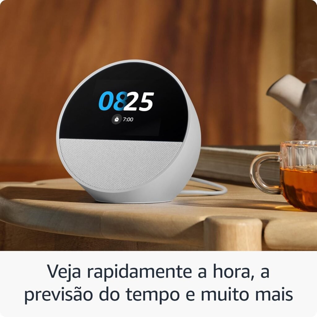 Echo Spot com Alexa na cor branca exibindo informações de hora e clima, ideal como despertador inteligente e central de automação residencial.